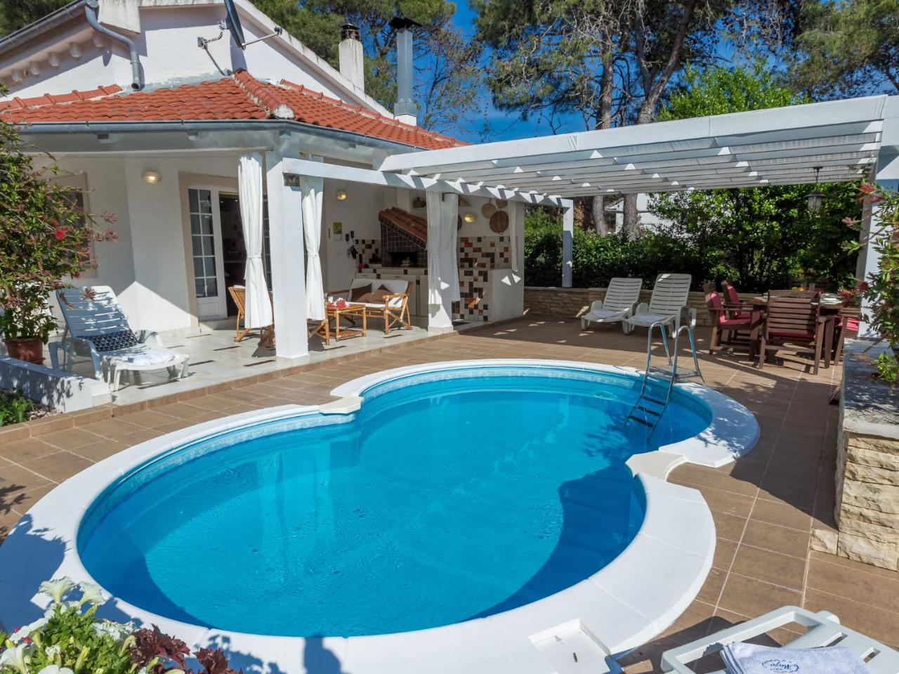 Spacious Holiday Home In Molat With Pool Brgulje Extérieur photo